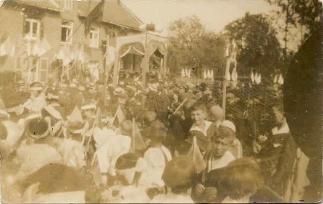 Het is drummen voor het huis van de feesteling.        Op de voorgrond kijken Paul Peeters en Gust Voncken in de lens.